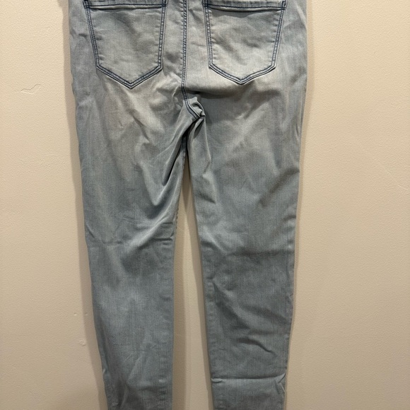 Liverpool jeans. Light wash. Color Bronson bleach. Size 8. - Picture 5 of 9